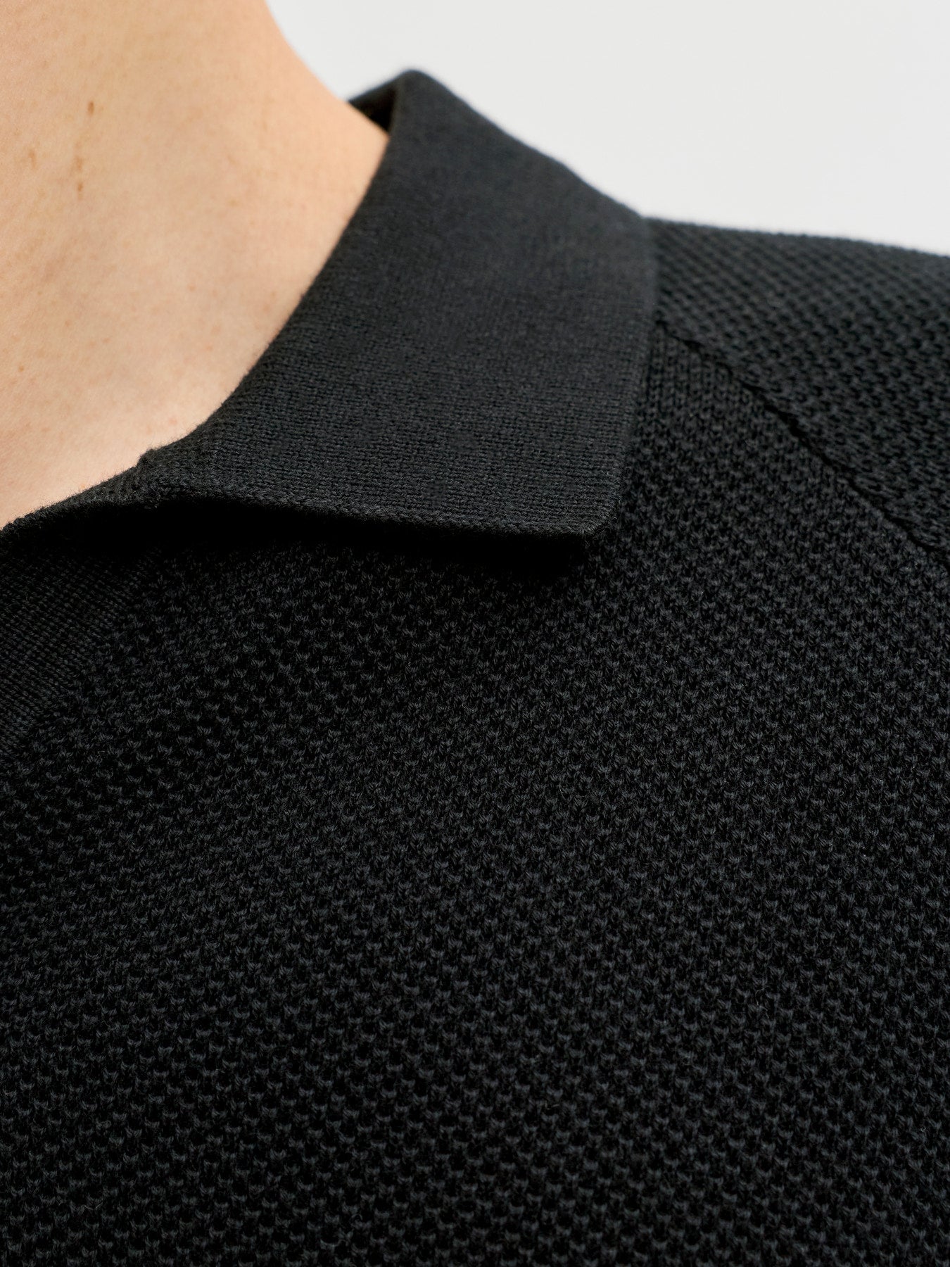 JJHILL KNIT SPLIT NECK SS26