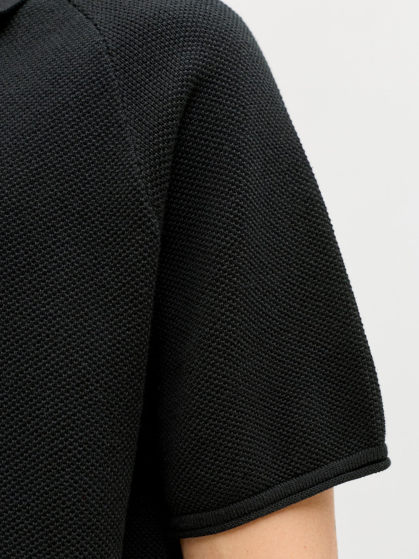 JJHILL KNIT SPLIT NECK SS26