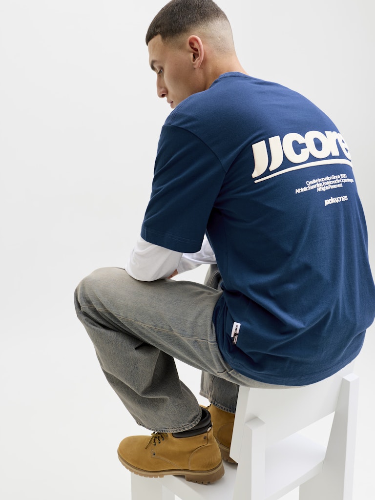 JCOCLUB BACK TEXT PRINT TEE SS CREW NECK