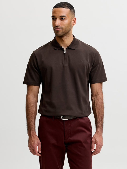 JPRBLAETHAN SS ZIP POLO SN - DARK BROWN